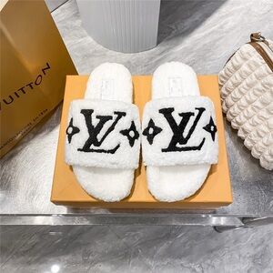 Louis Vuitton Women's Slippers in White and Black